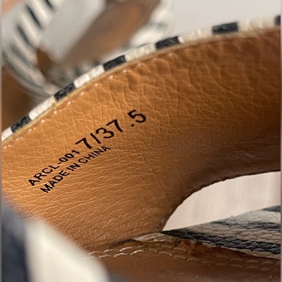 CHINESE LAUNDRY stripped platform heels - Picture 7 of 7